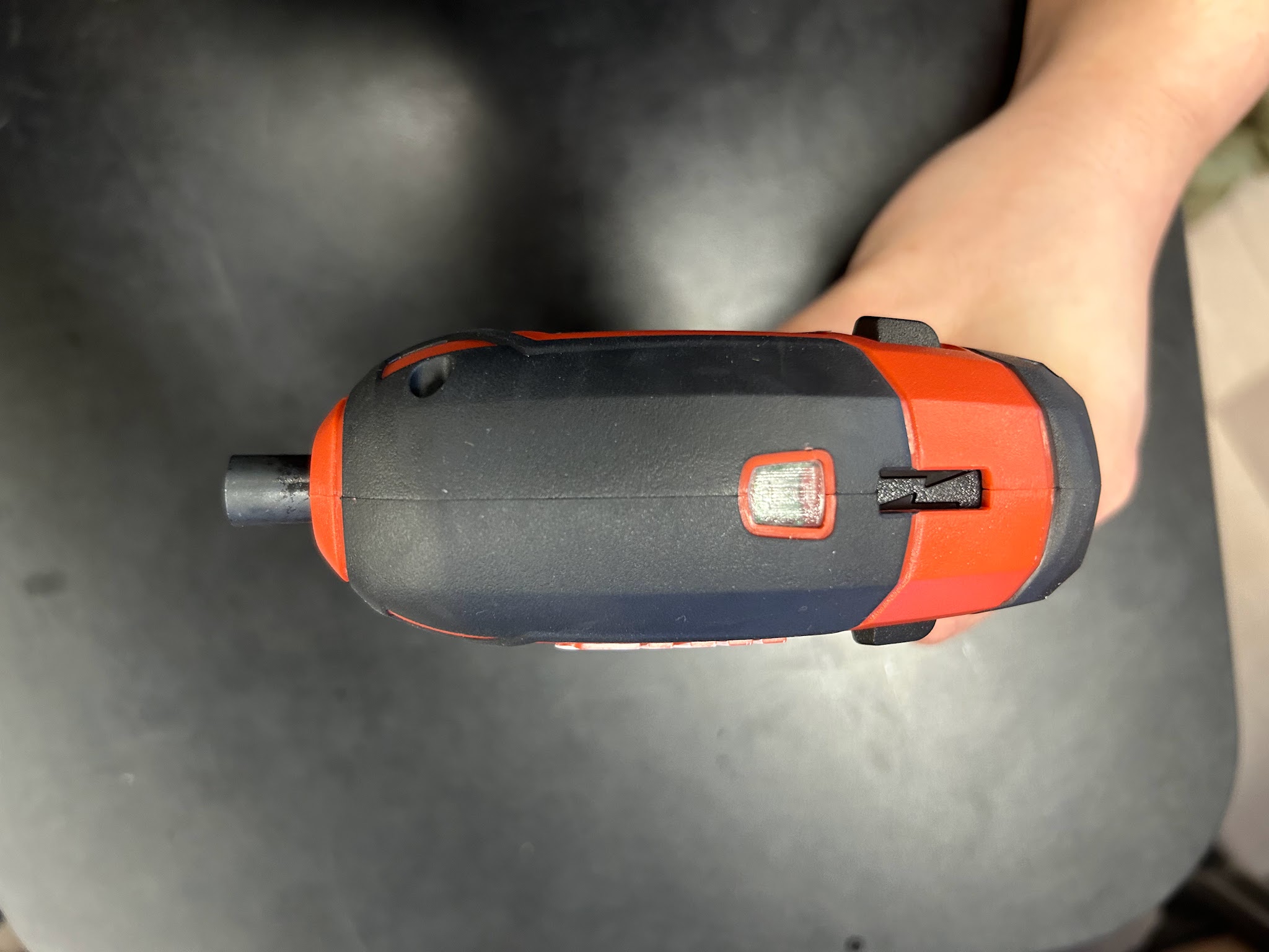 Close-up of the screwdriver’s rear control area and rotation-direction selector.