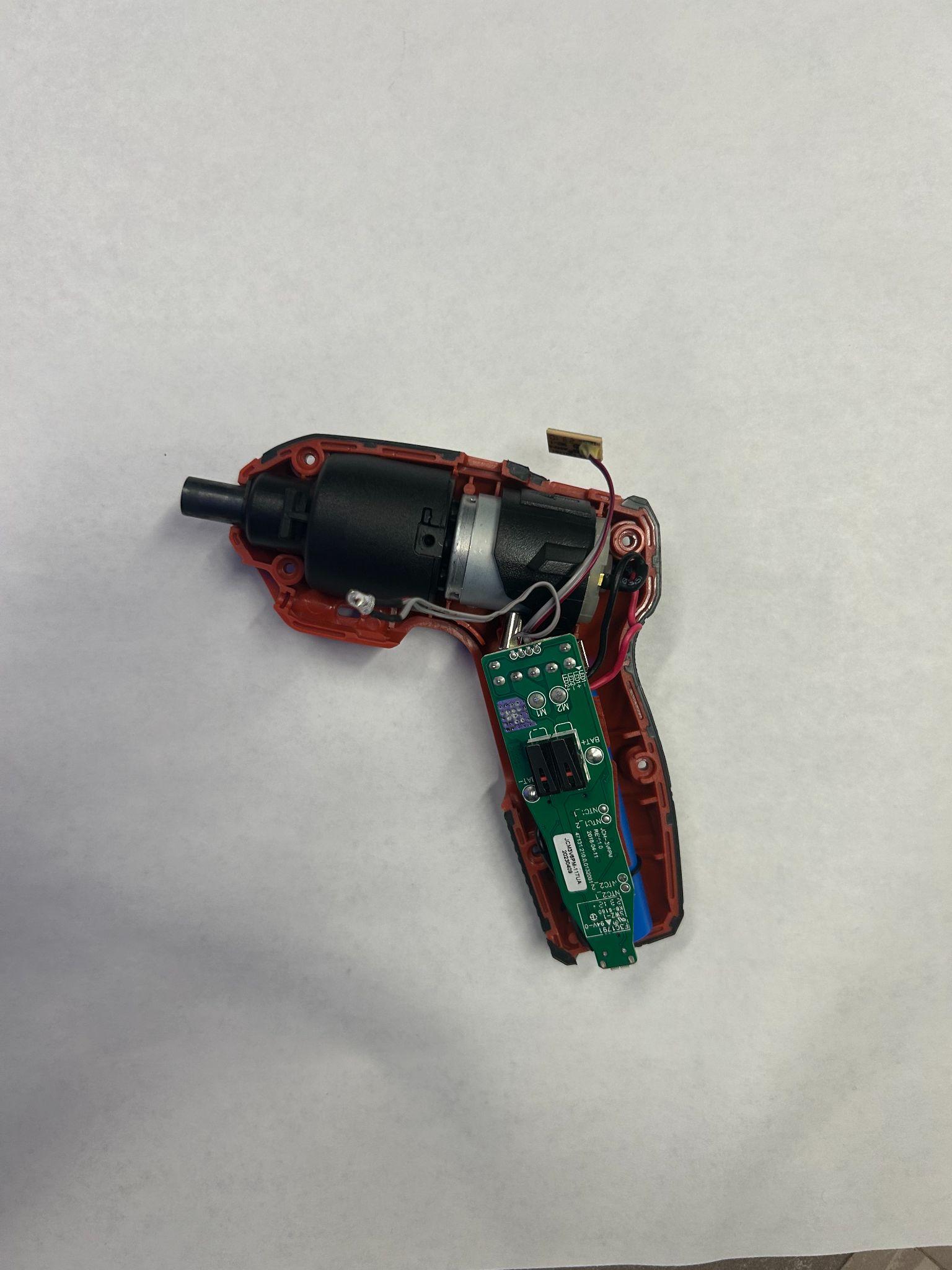 SKIL screwdriver with one housing half removed, revealing the internal components.